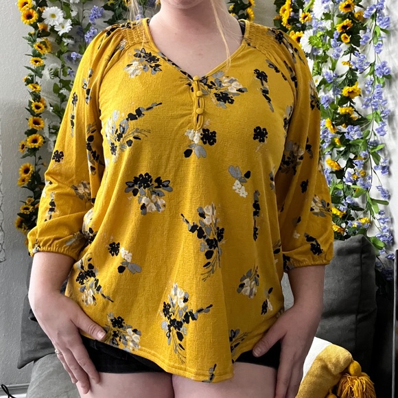 Buttoned blouse - Picture 2 of 5